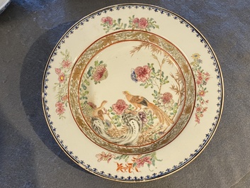 Une paire d'assiettes profondes en porcelaine de Chine famille rose, Yongzheng
